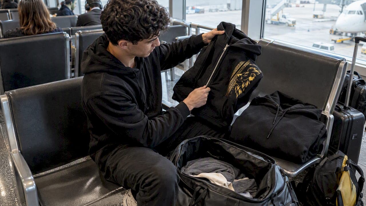 Streetwear: Zip Hoodie vs Pullover for Travel, Warmth, and Prints